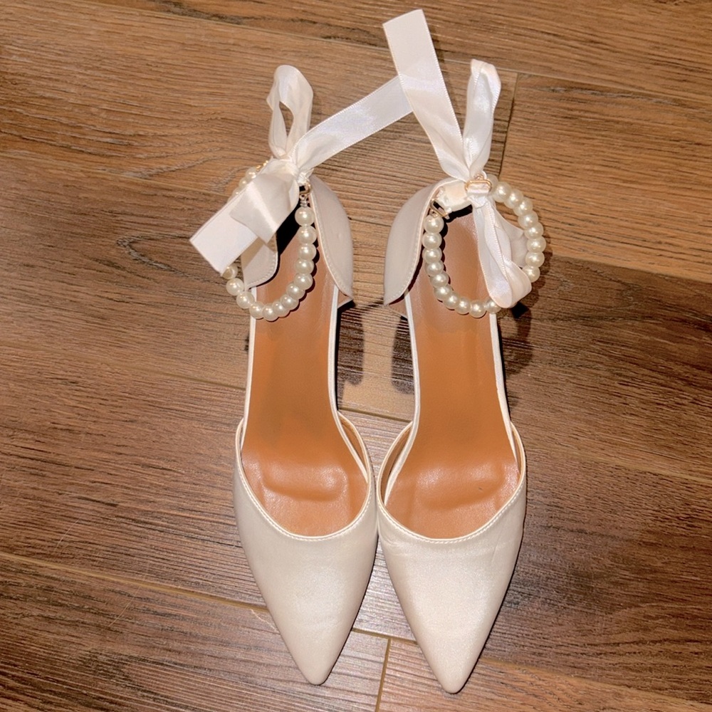Size 10 Women’s Satin Bow Heels